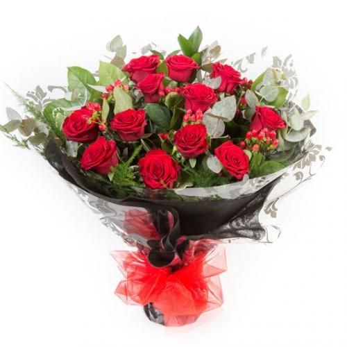 奥斯汀国际送花12枝红玫瑰花束伦敦鲜花速...
